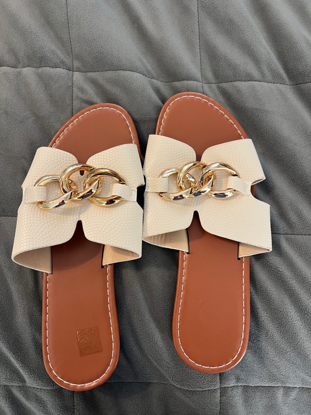 Women’s Cream Slide Sandals with Gold Chain Accent